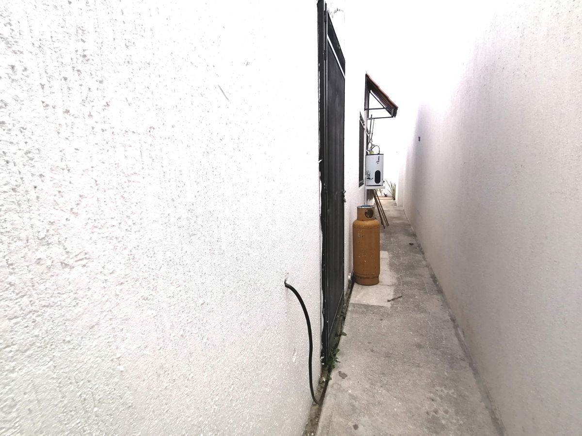 14 de 14: Pasillo de servicio lateral.