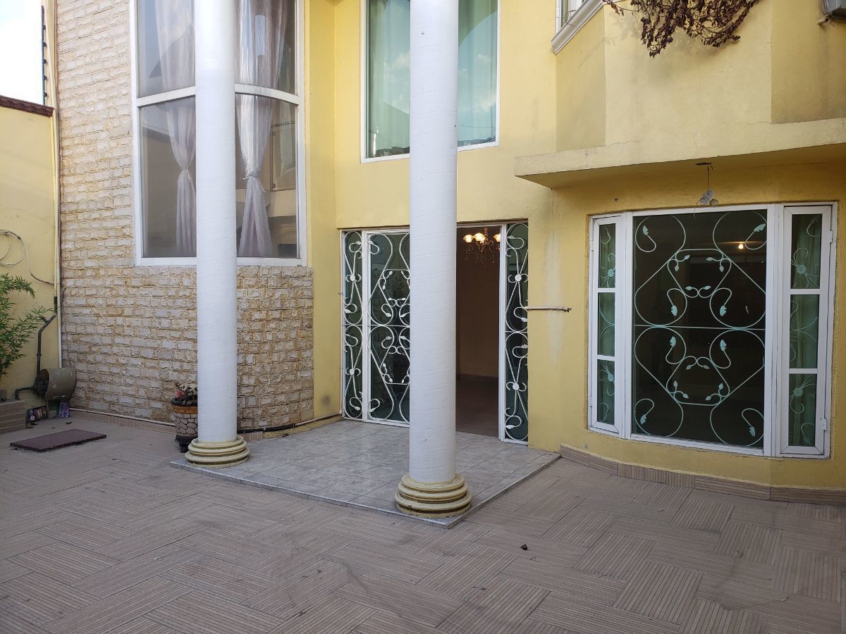 3 of 21: Patio y fachada