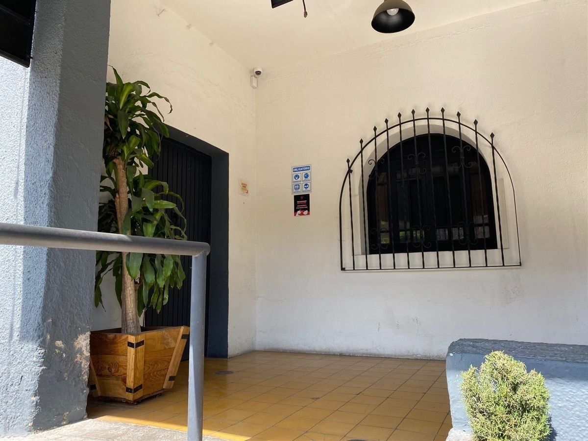 2 de 50: puerta principal