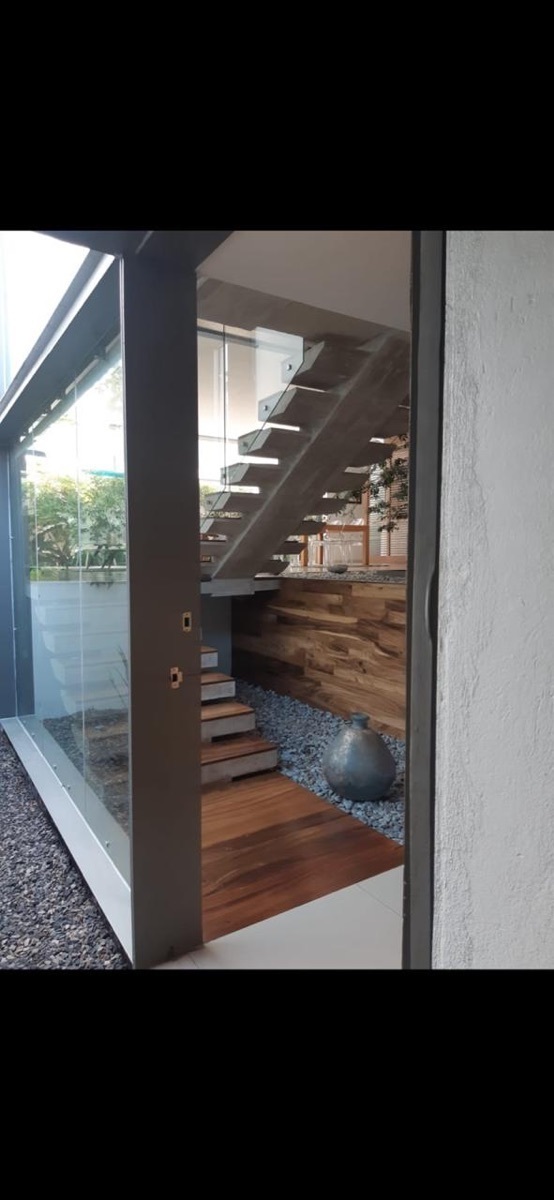 2 of 36: ventanales amplios