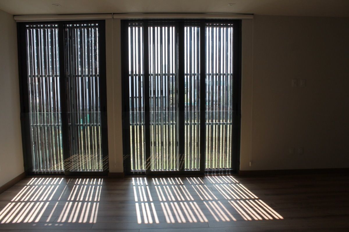 15 de 34: ventana con celosía en estudio