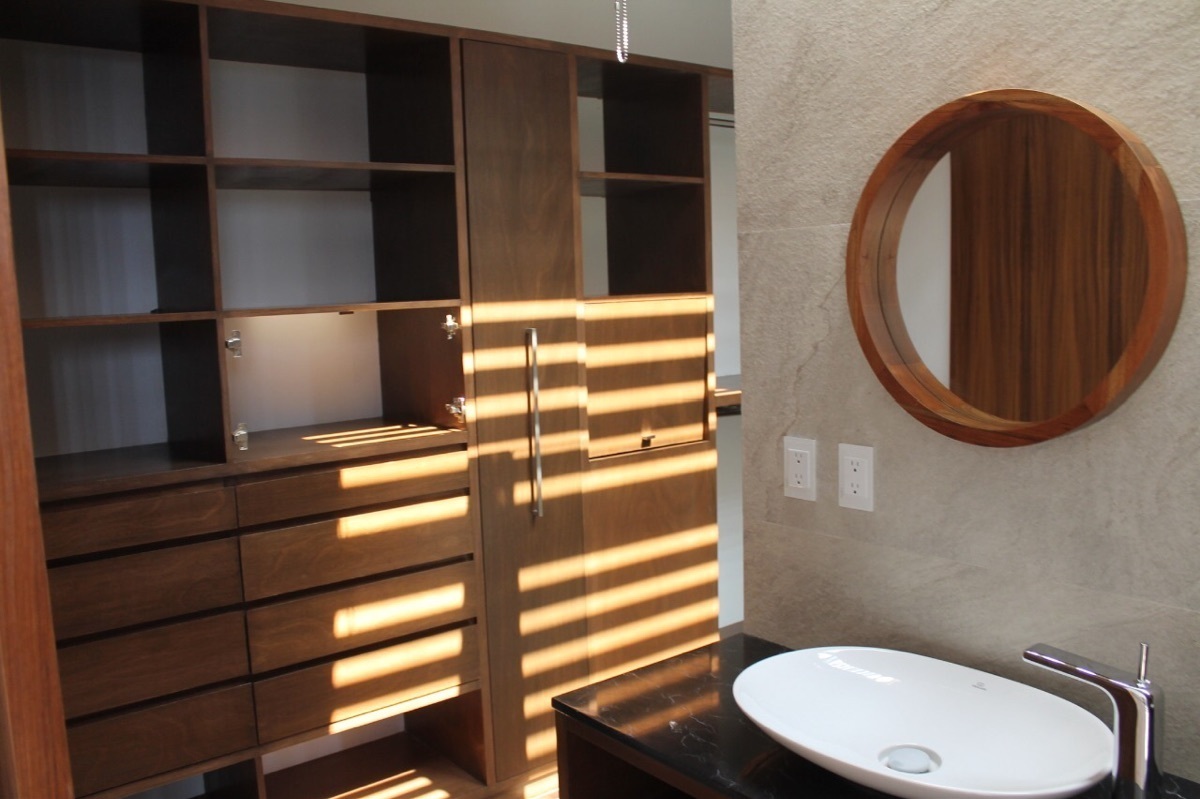 17 of 36: vestidor con área para cosméticos