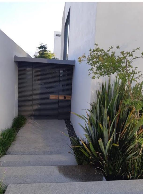 29 of 36: pasillo al ingreso