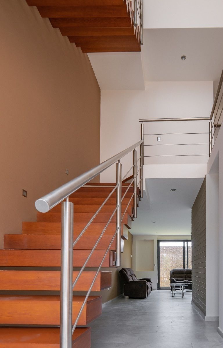 2 de 17: Escaleras del primer piso al segundo piso