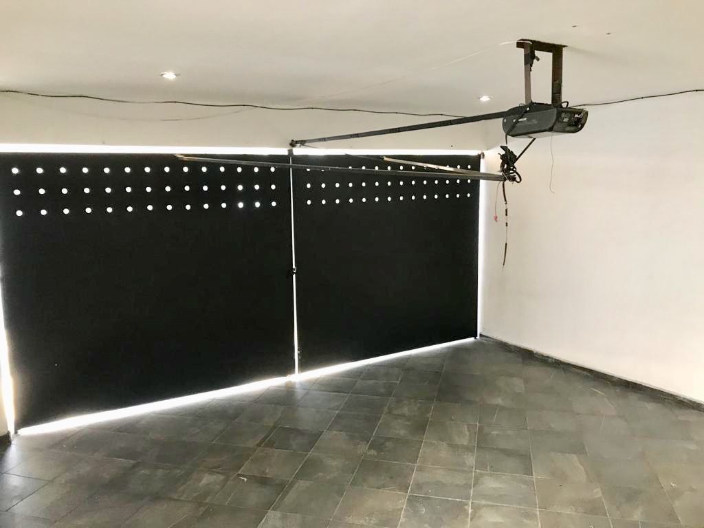 4 de 24: Cochera 1 con portón eléctrico para 2 autos.