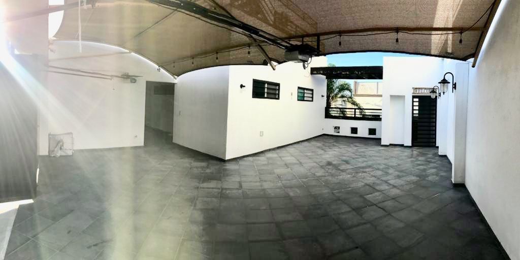 5 de 24: Cochera 2, par 3 autos con toldo y acceso a área social.
