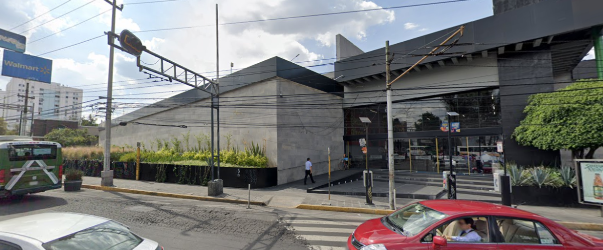 4 de 5: FRENTE A PLAZA WALMART