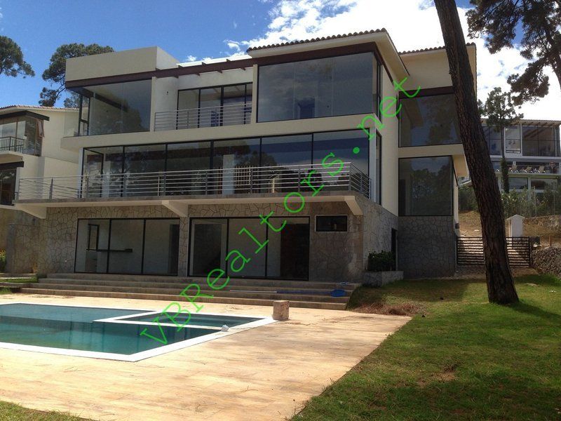 1 de 15: Fachada posterior vista desde el jardín