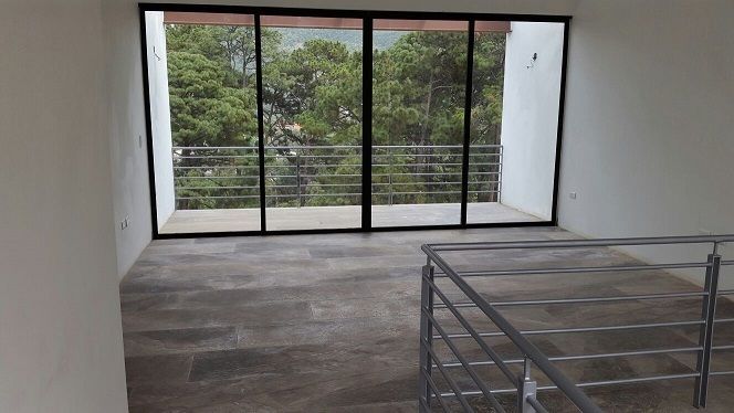 10 de 15: Sala TV ubucada en el segundo piso