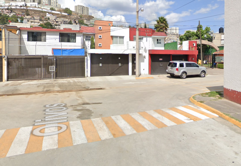 2 de 5: ESQUINA CON CALLE OLIVOS