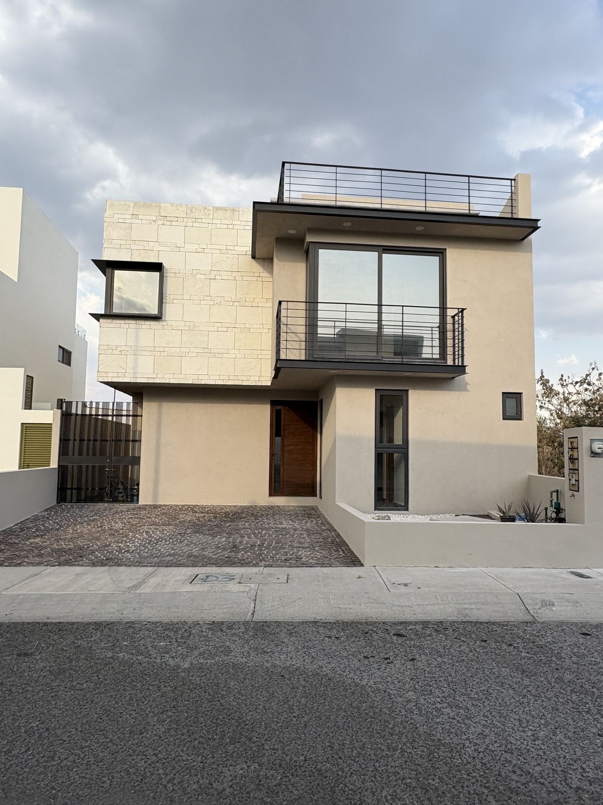2 de 37: Fachada principal