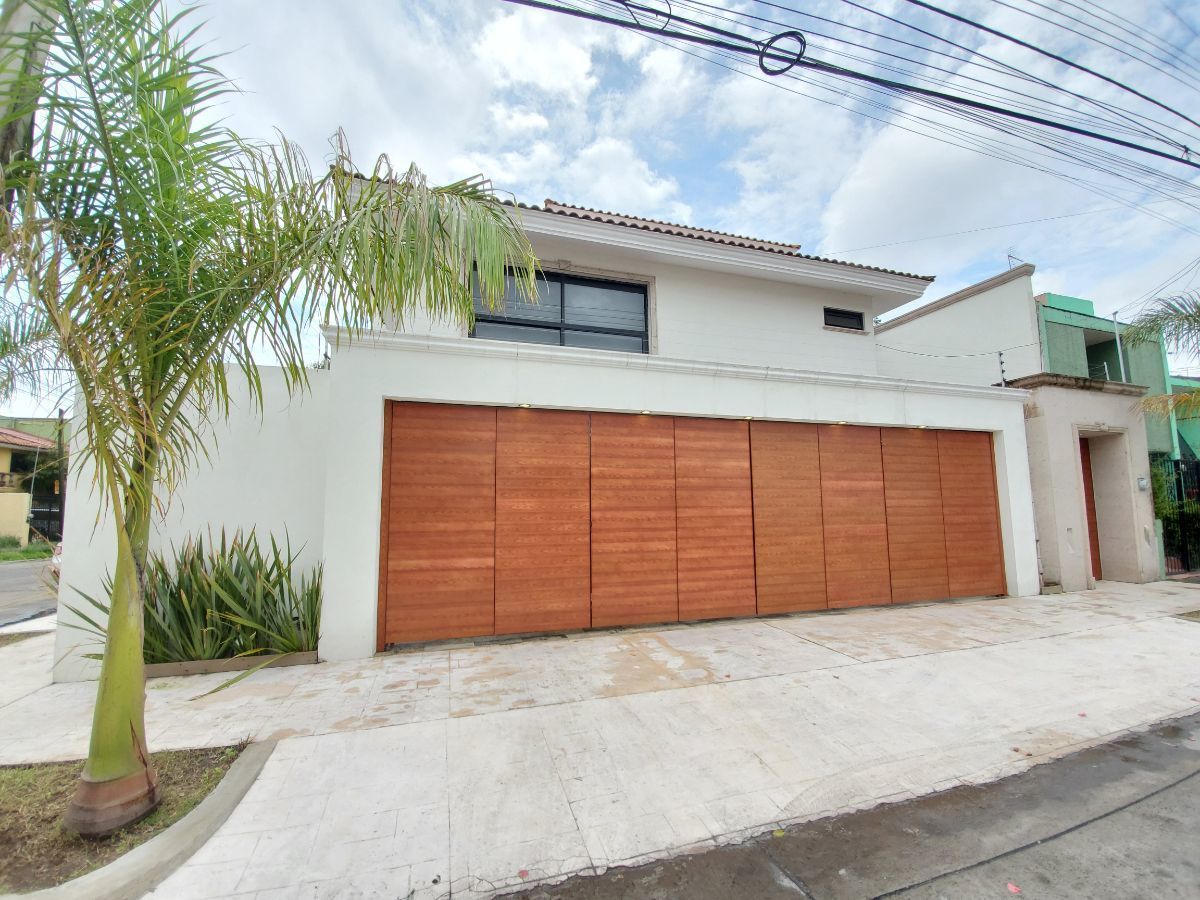 Casa en Venta en Bosques de la Victoria, Guadalajara.