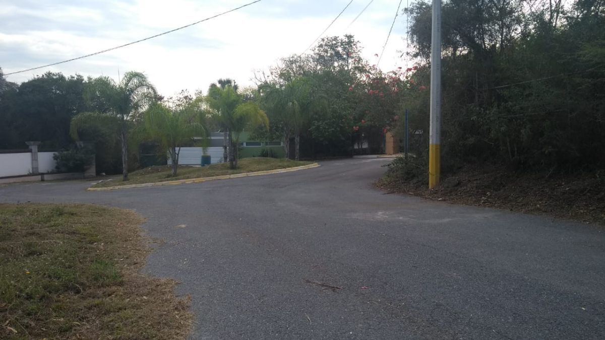 3 de 4: Privada donde se localiza el terreno