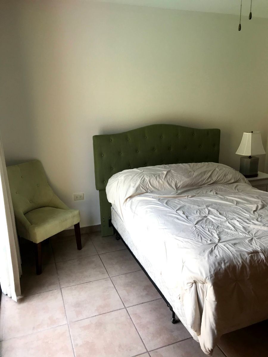 5 of 10: cuarto en primer piso cama matrimonial y closet de madera. 