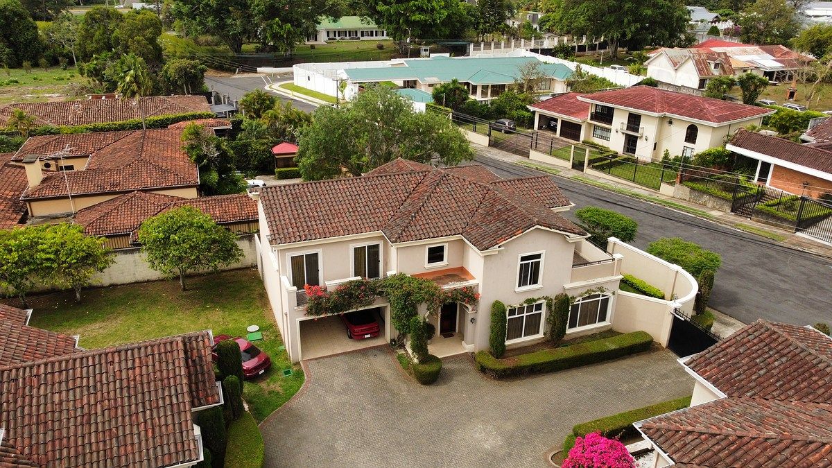 Se VENDE casa en Curridabat, foto 1 de 27
