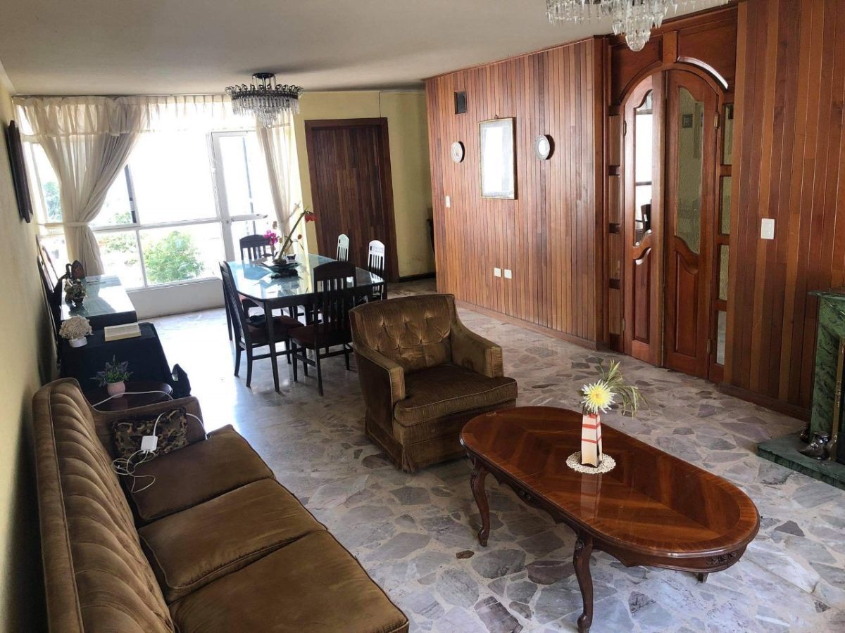1 de 1: Espacio Sala y Comedor con detalle en pared de cedro