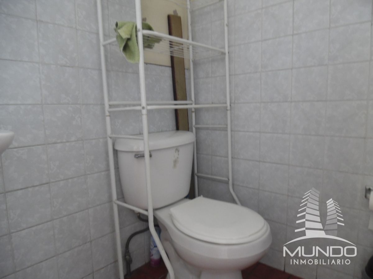 8 de 9: Baño con iluminación y veltilación natural