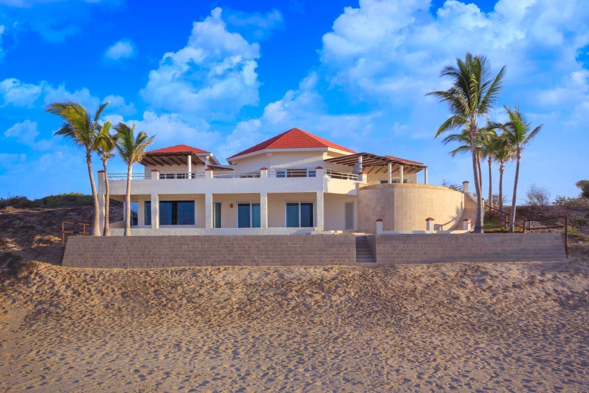 Casa de lujo en venta frente a la playa de Los Cabos | EasyBroker