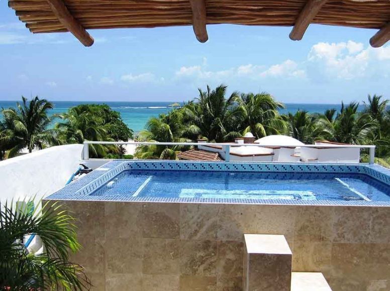 Casa de 4 recamaras con 2 albercas con vista al mar a una cuadra de la playa en