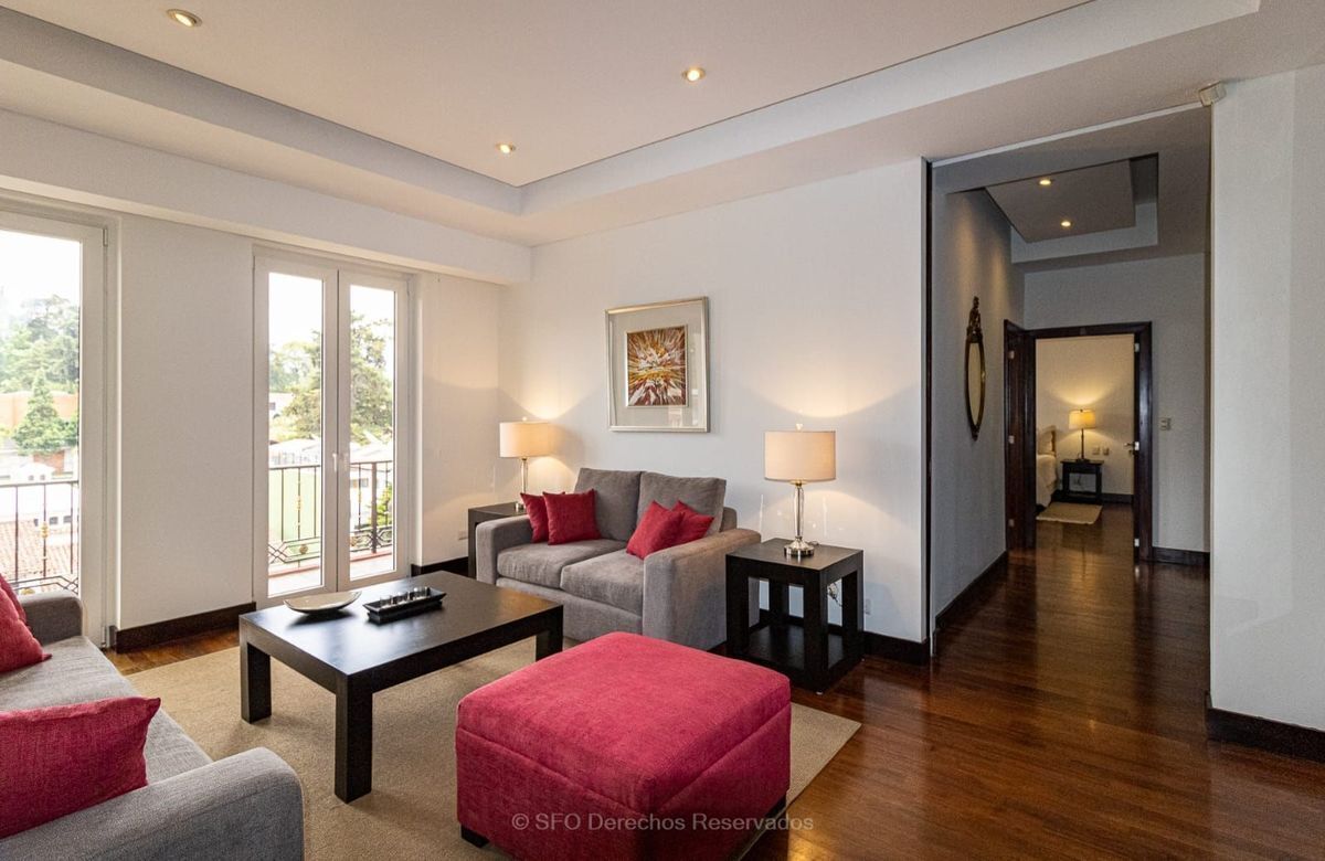 1 de 10: Sala con salida a balcón 