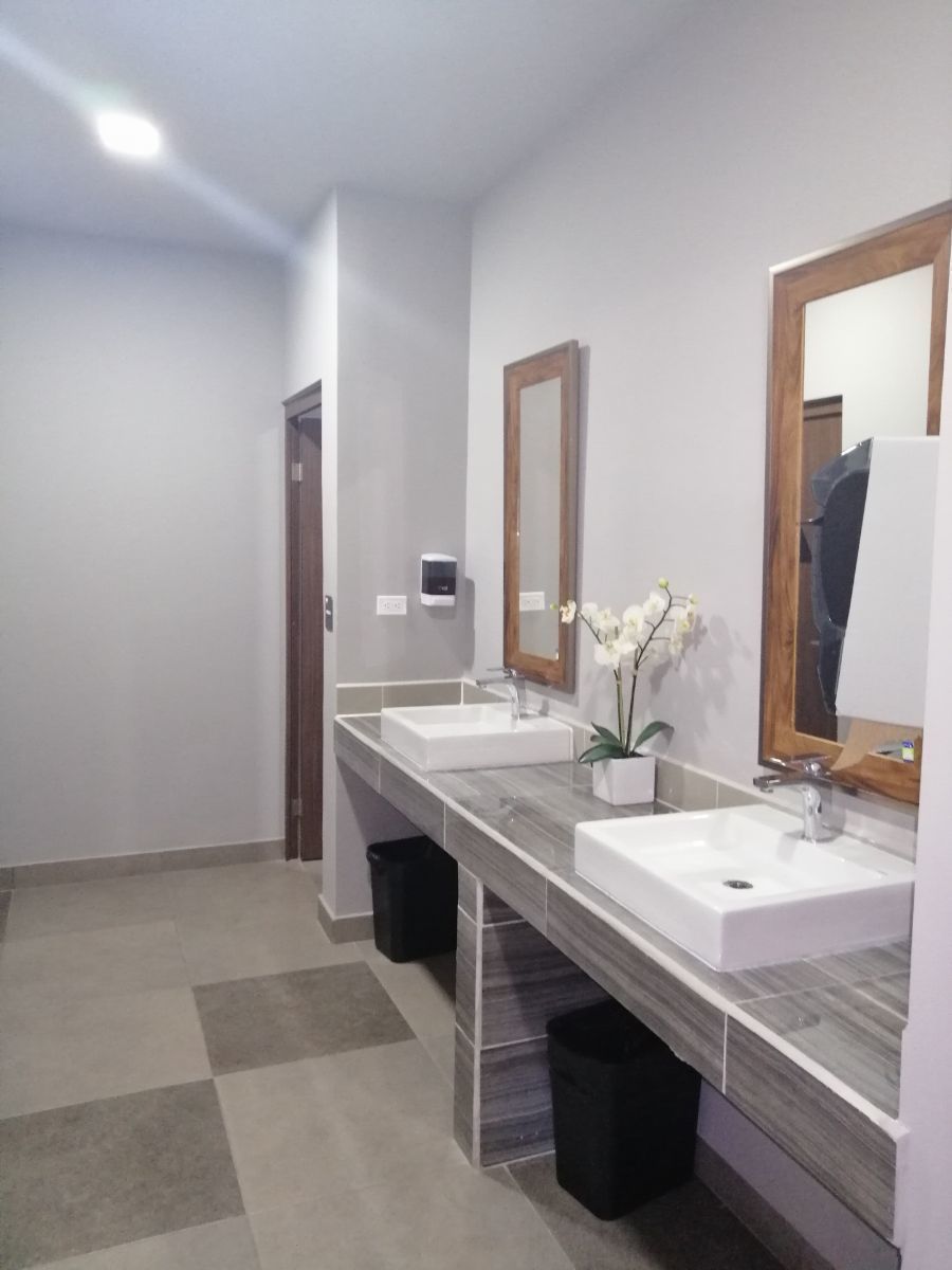 20 de 23: BAÑOS DE AMENIDADES