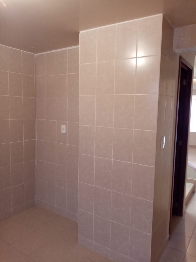 7 de 17: Cocina revestida de azulejo