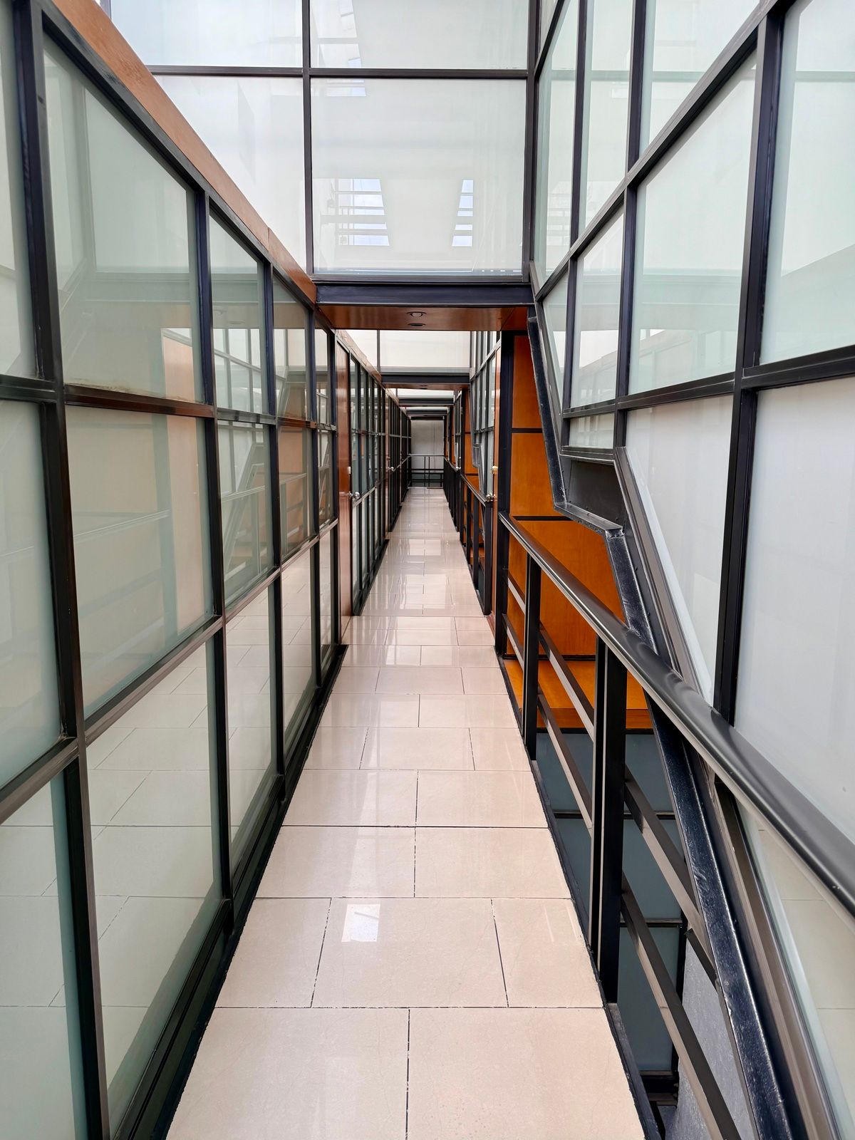 3 de 38: Pasillo interior del edificio hacia el departamento