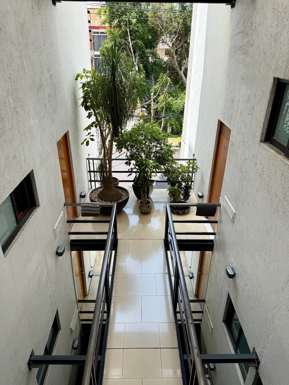 2 de 38: Pasillo interior del edificio