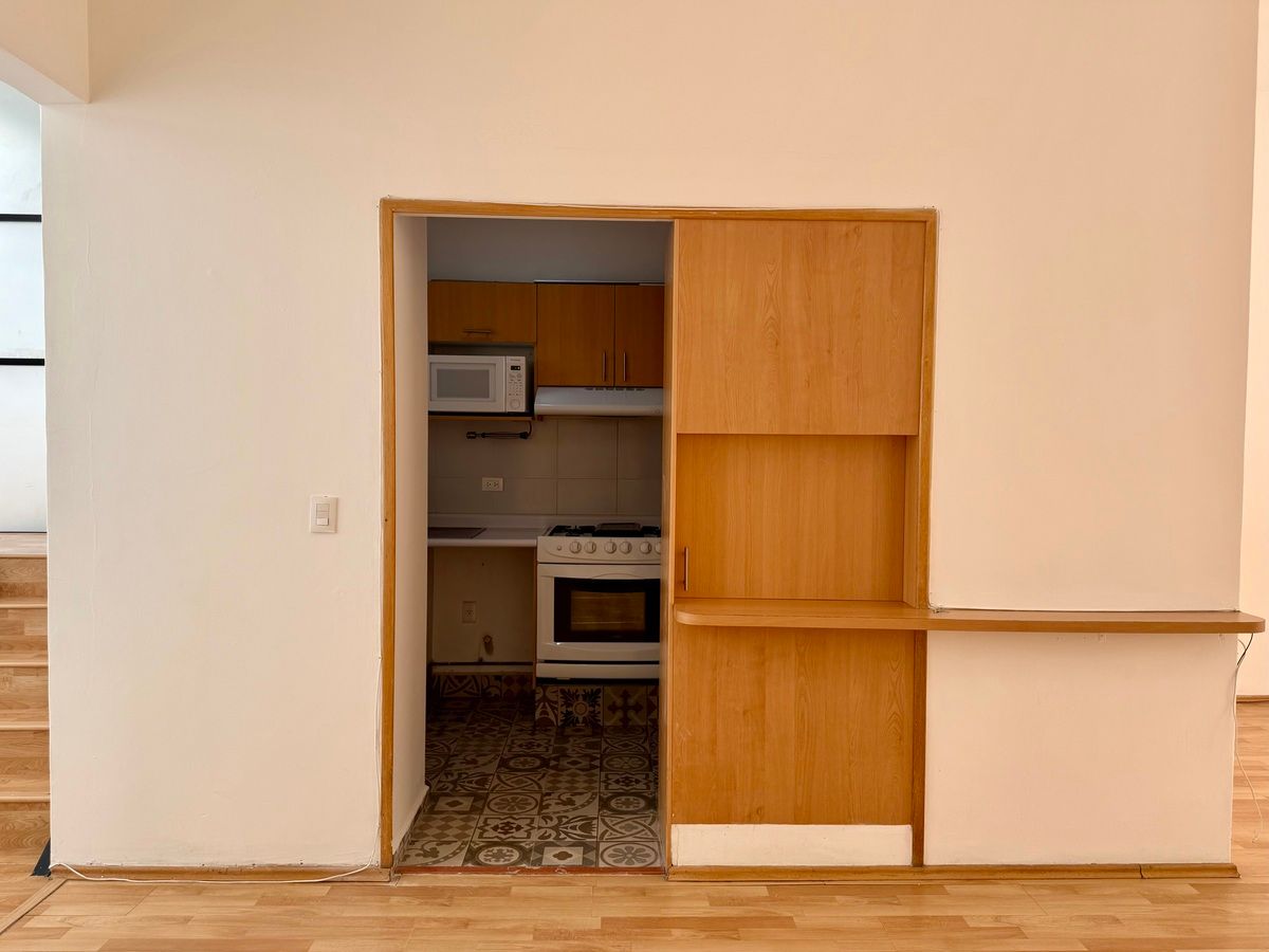 10 de 38: Entrada a la cocina desde sala comedor