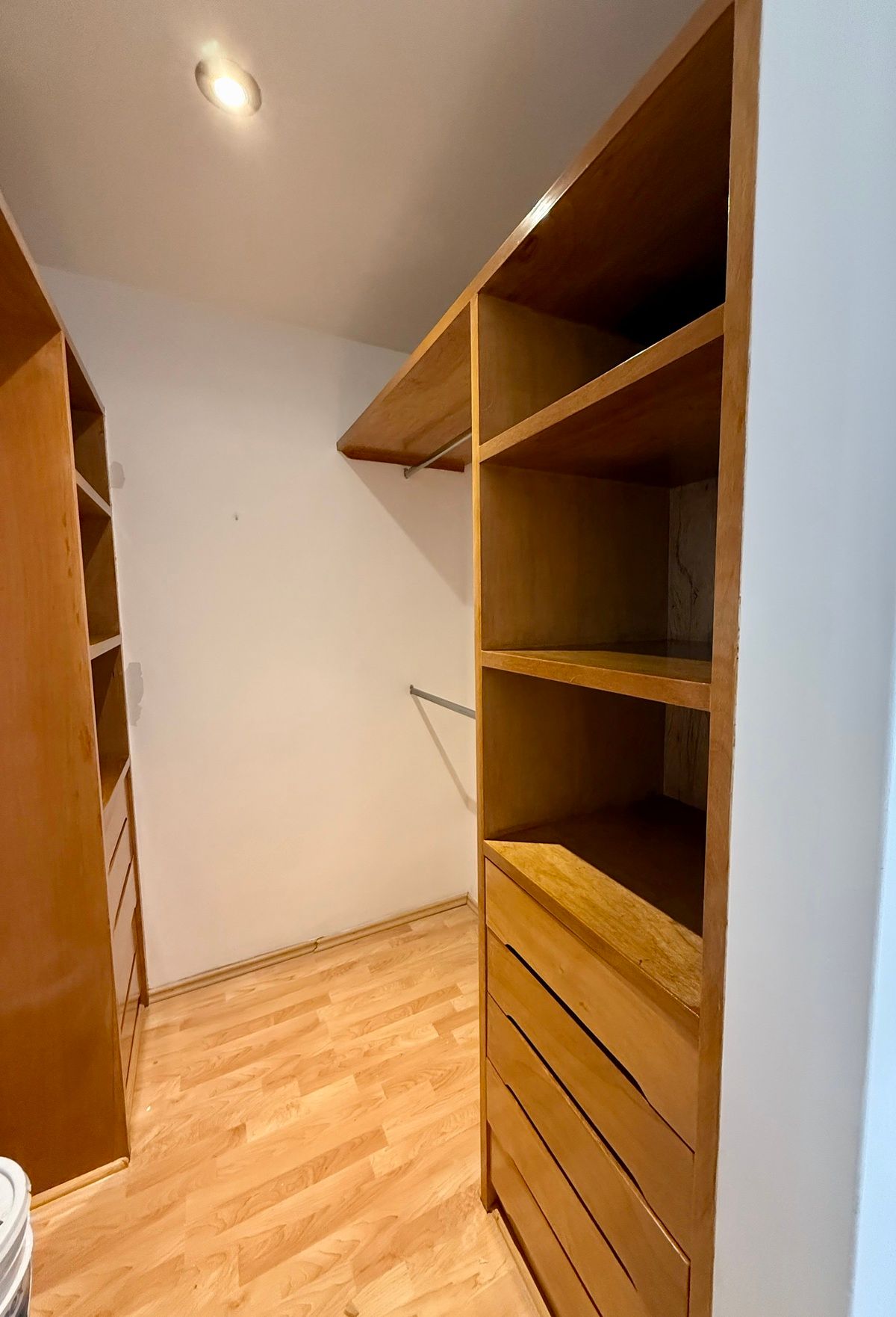 31 de 38: Clóset vestidor recámara principal