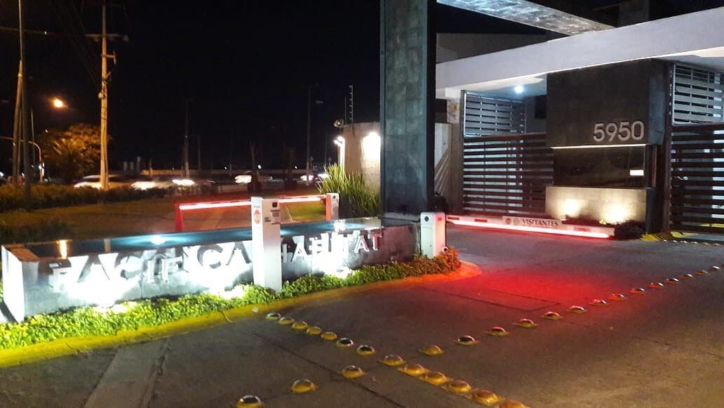 32 de 32: ingreso al condominio Habitat Pacifica
