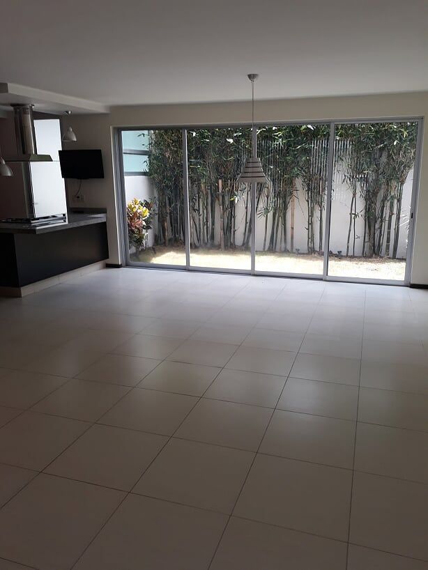 6 de 32: comedor y sala con vista al jardin