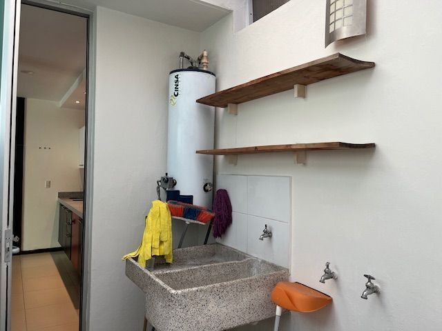 15 de 32: patio de lavado junto a la cocina