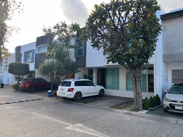 30 de 32: frente de la casa en Pacífica Habitat