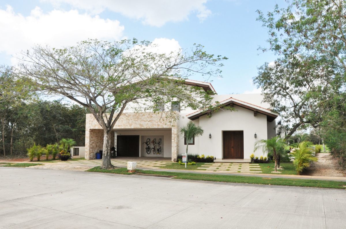 EXCLUSIVA, AMPLIA Y PRECIOSA CASA EN VENTA EN MÉRIDA, EN YUCATÁN COUNTRY CLUB