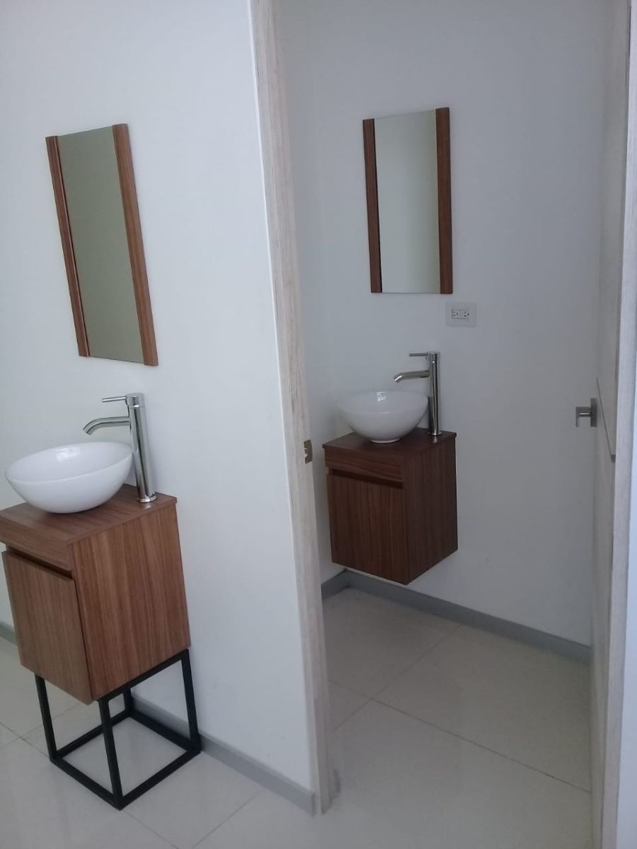 7 of 8: Lavabo exterior y lavabo interior dentro del medio baño