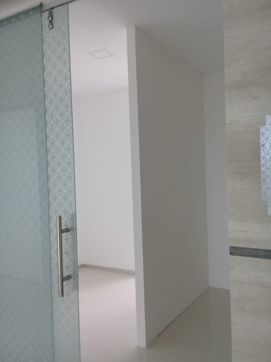 4 of 8: Entrada al consultorio