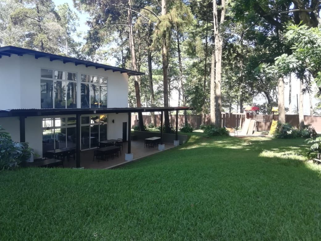 2 de 14: Áreas verdes y pérgola social