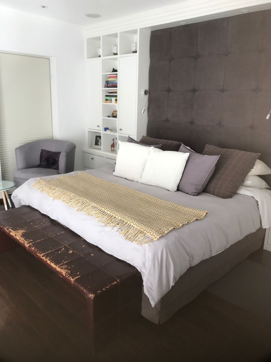 13 de 19: Recámara principal con pisos de madera , balcón 