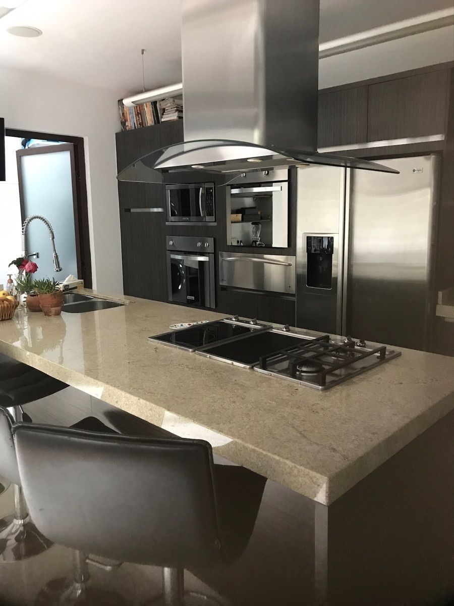 15 de 19: Cocina  abierta . Iluminada , puerta al servicio 