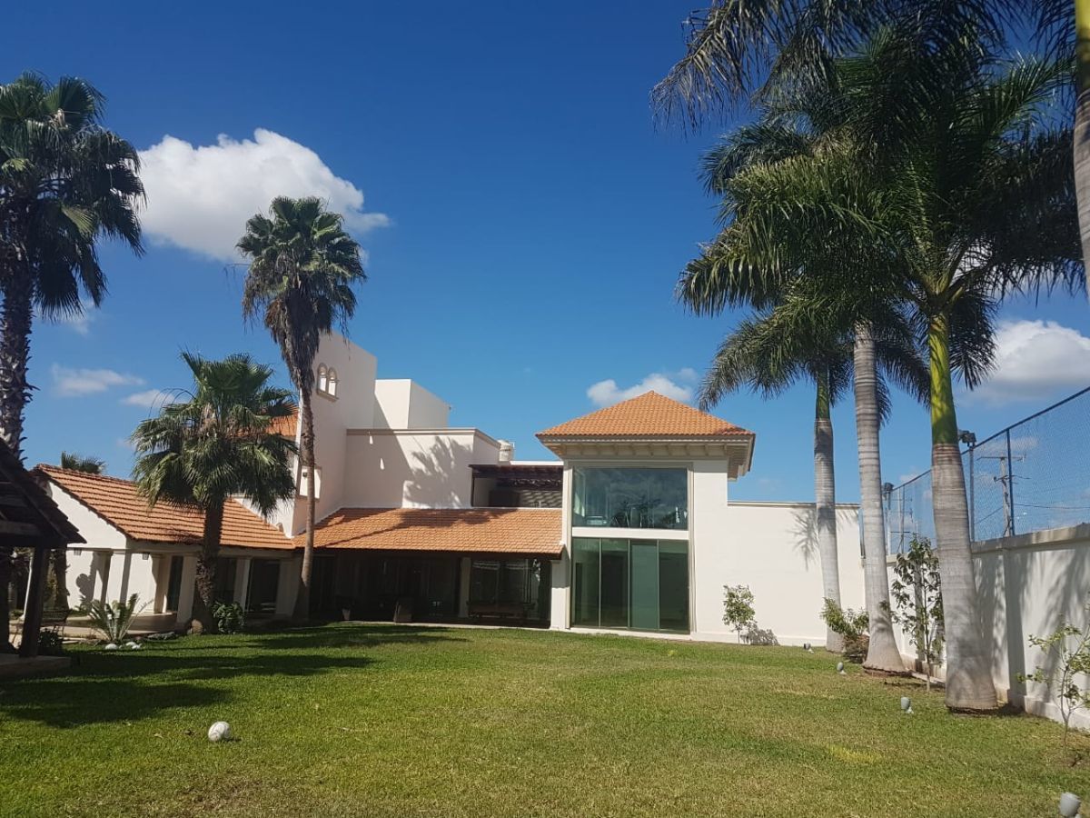 Exclusiva Residencia estilo californiano en privada Cholul Mérida Yucatán