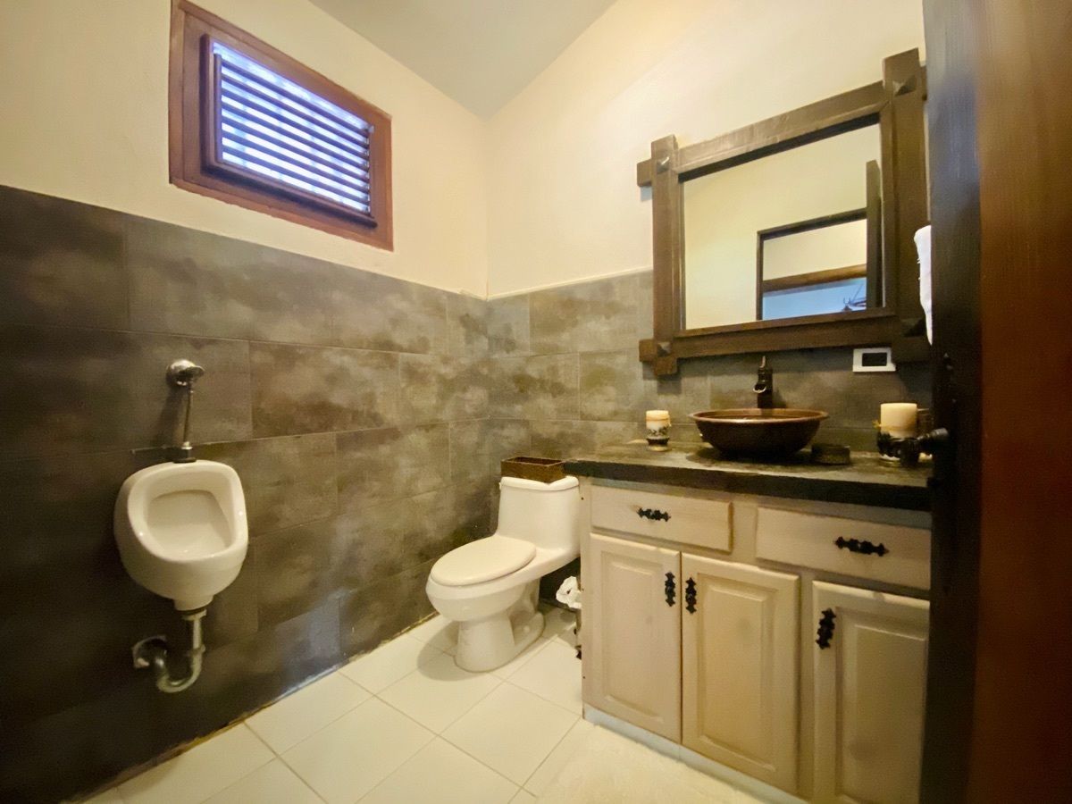 5 de 42: Baño de Visitas
