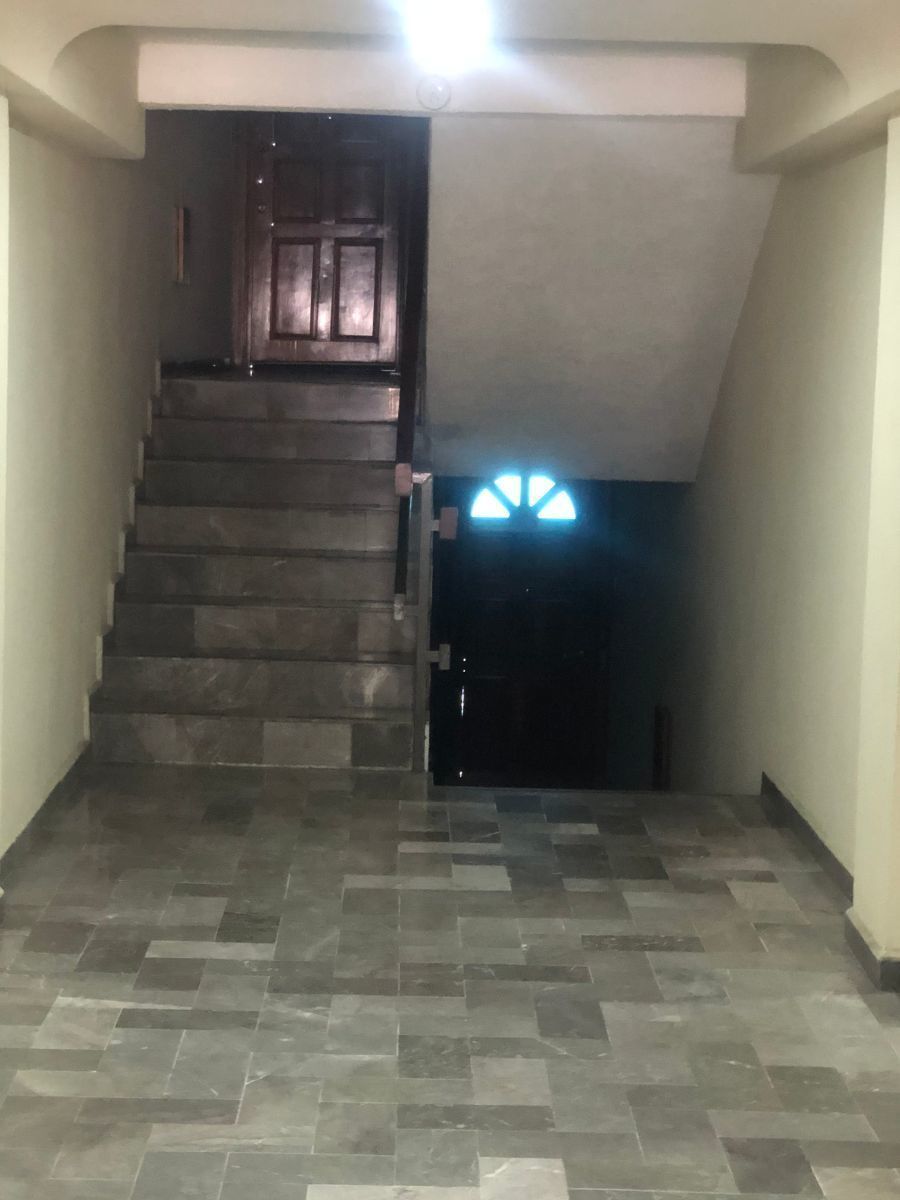 2 de 12: Entrada principal con puerta de entrada al departamento