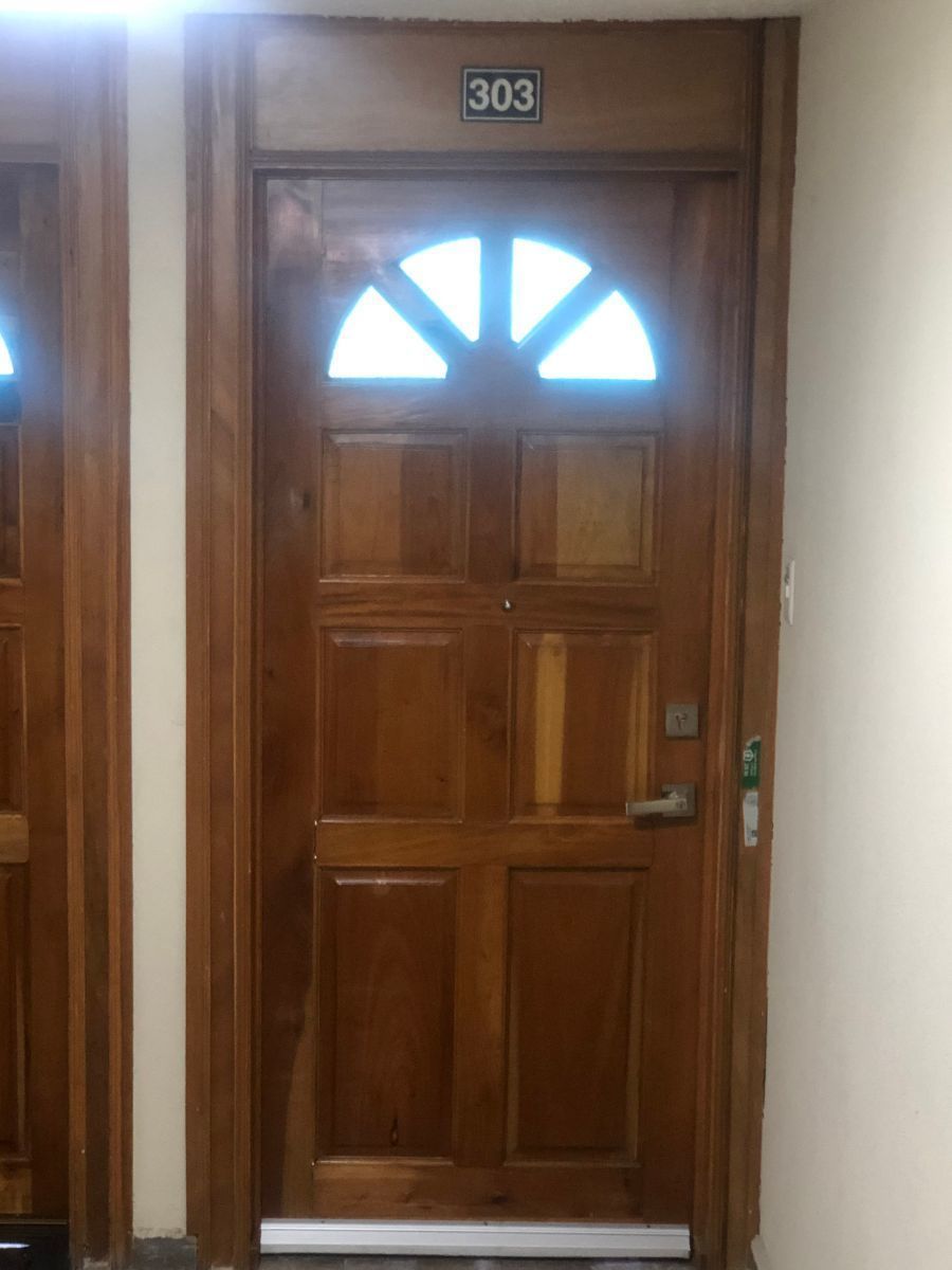 4 de 12: Puerta de entrada al departamento