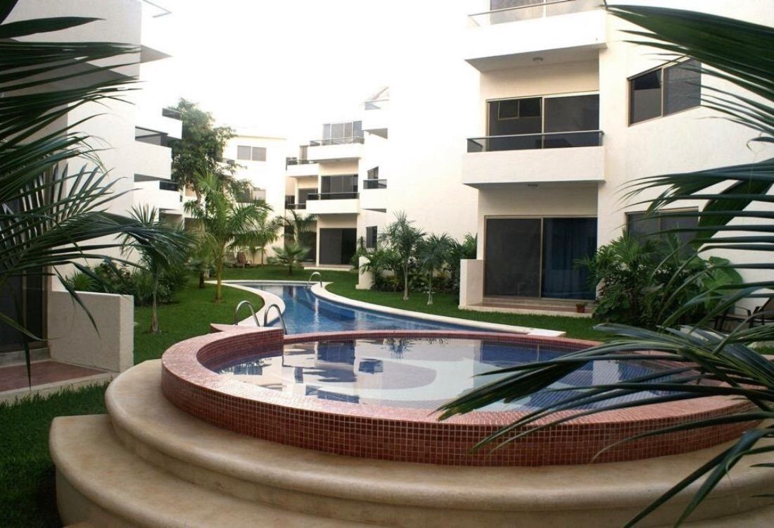 10 de 19: Condominio privado con alberca y jardines