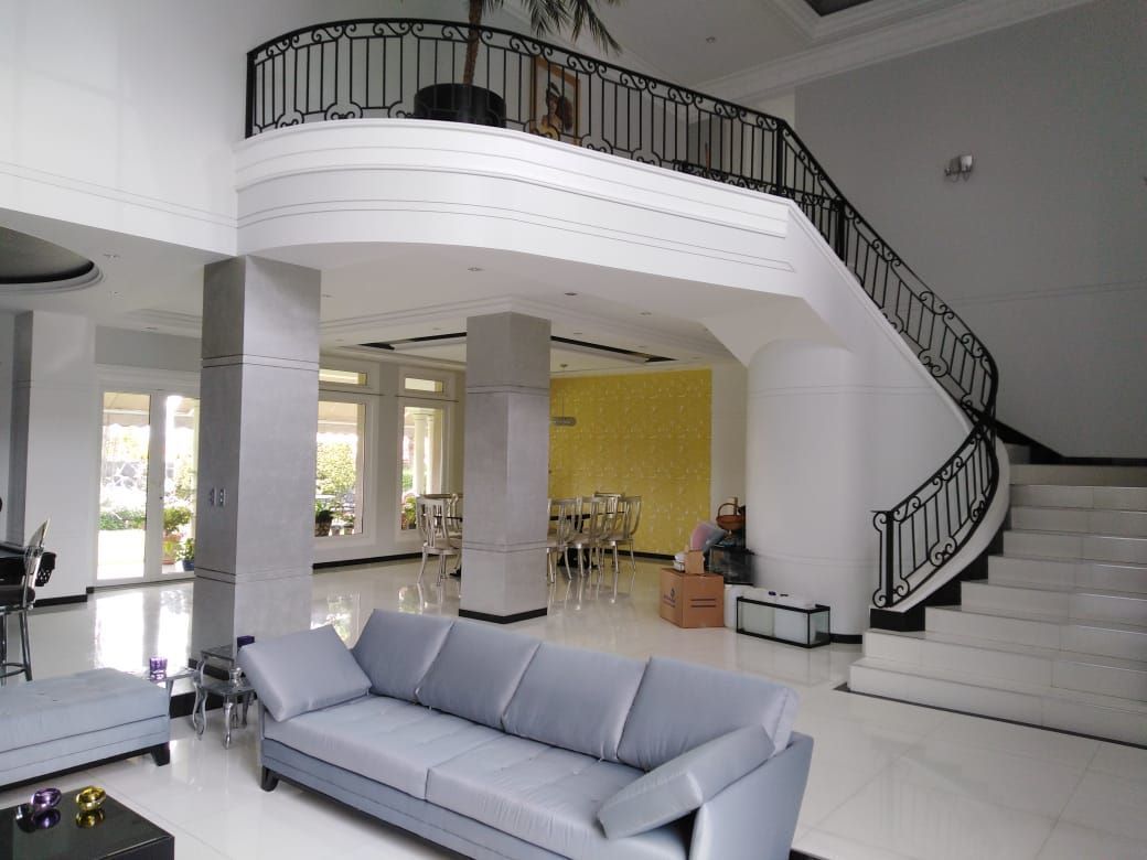 8 de 24: Escalera con una doble altura