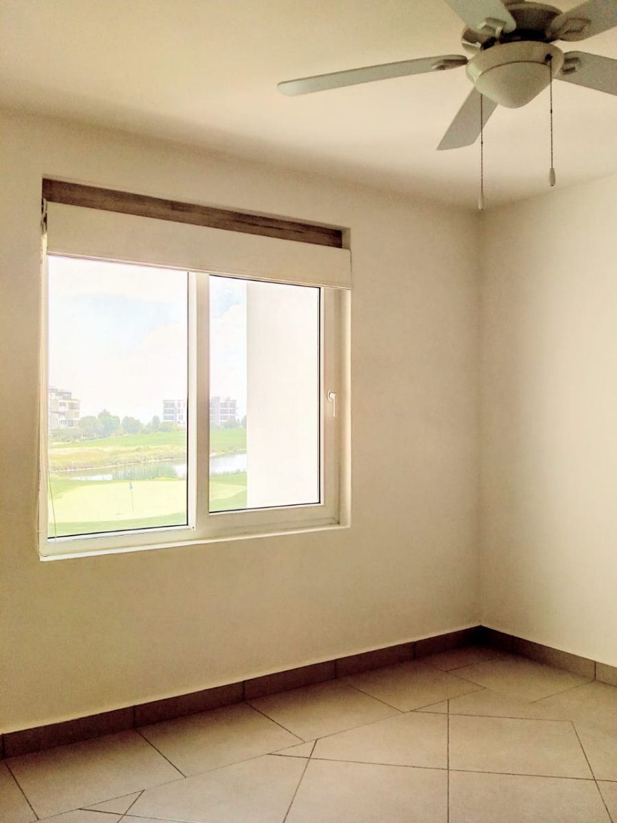 7 de 21: Recamara principal con vista al campo de golf