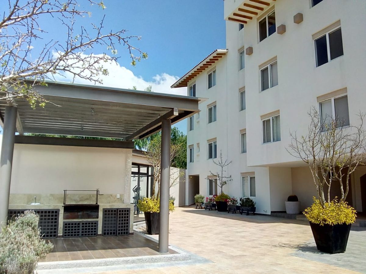 20 de 21: Area de Asador y entrada al edificio