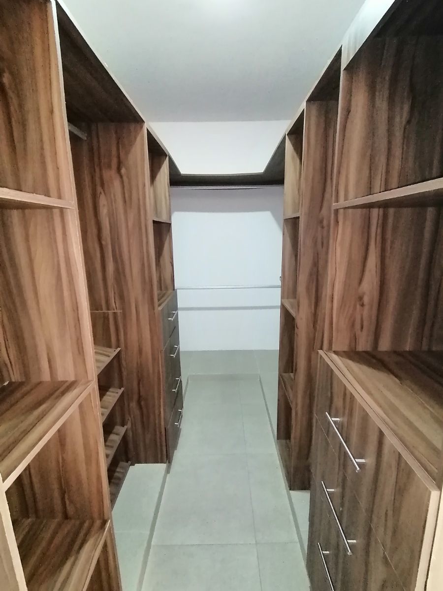 11 de 22: vestidor de habitación principal