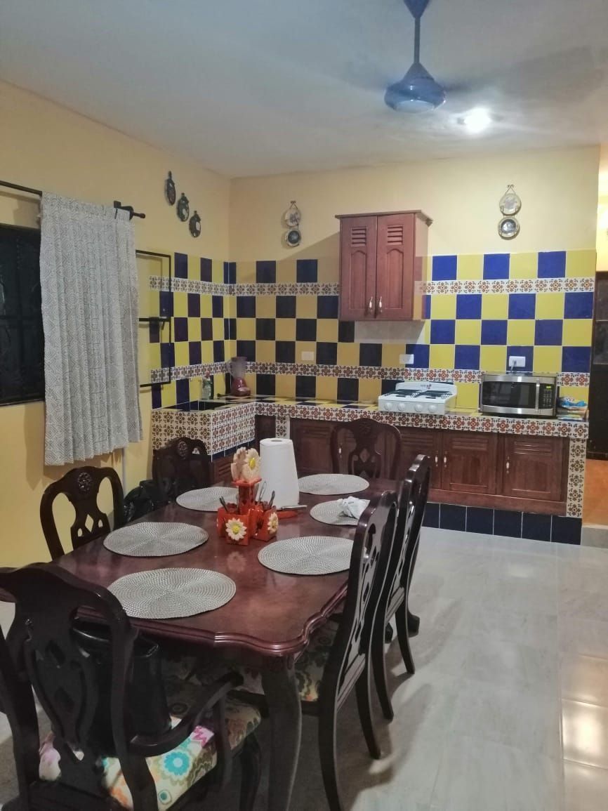 Cocina muy amplia y adornada.